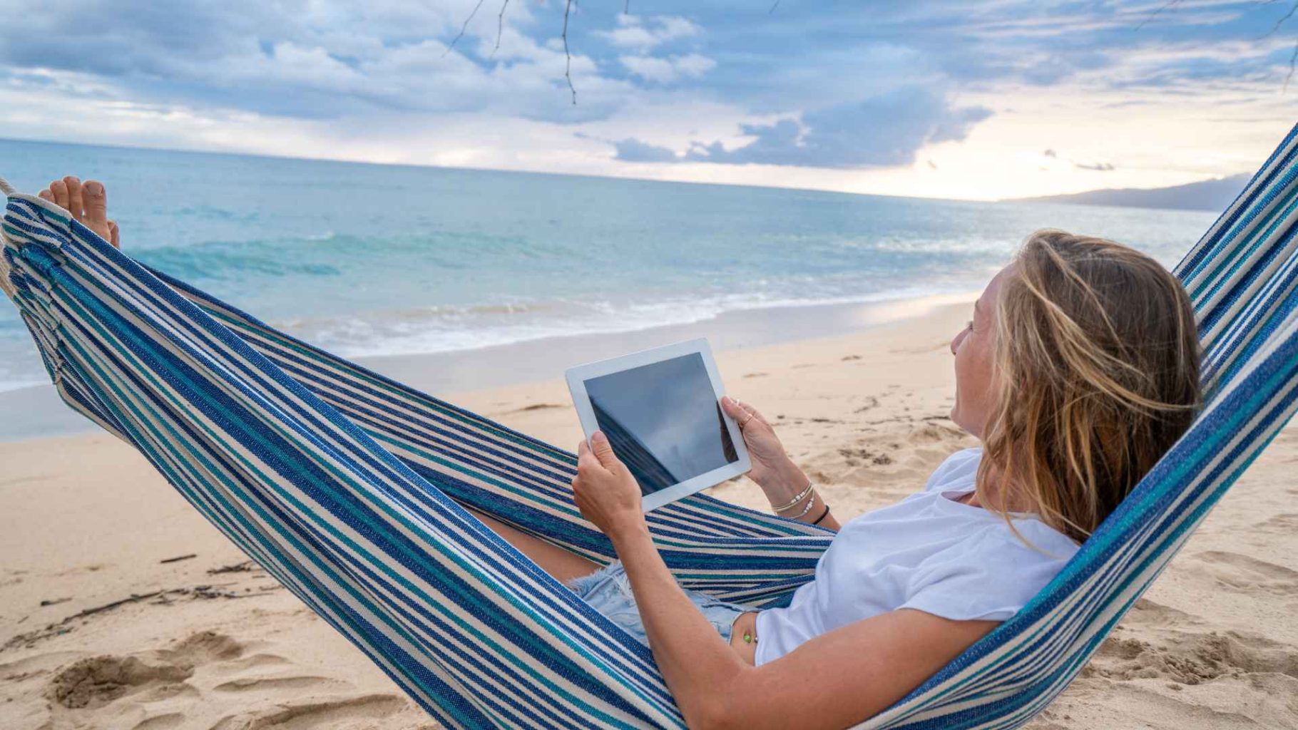 is being a digital nomad legal