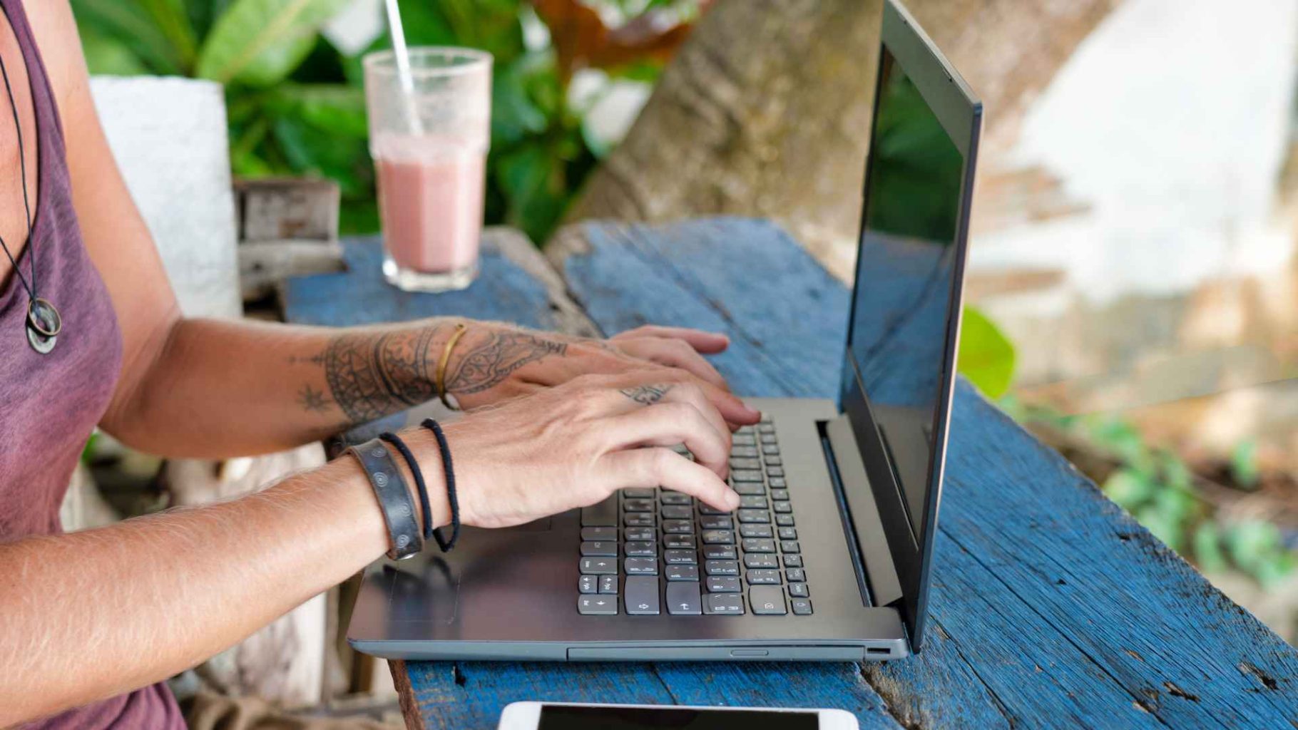 How to Become a Digital Nomad: Pros, Cons, and Jobs